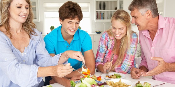 Como falar com o seu filho adolescente sobre alimentação saudável