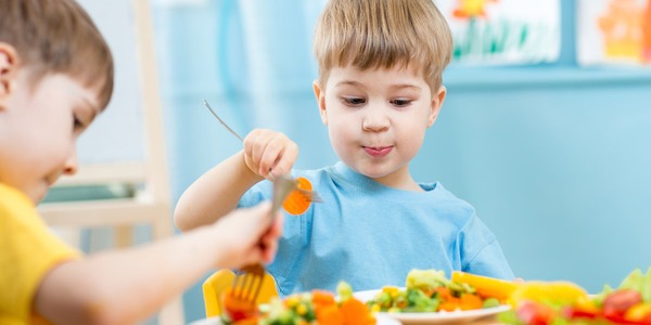 Cómo ayudar a tu hijo en edad preescolar a desarrollar una relación sana con la comida