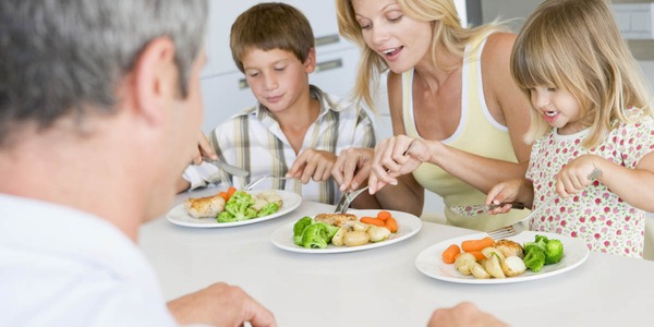 Cómo crear momentos familiares agradables en la mesa