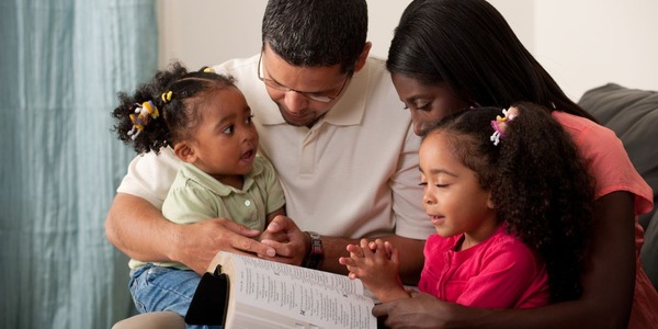 Cómo fomentar la literatura cristiana en familia: sembrando fe que perdura